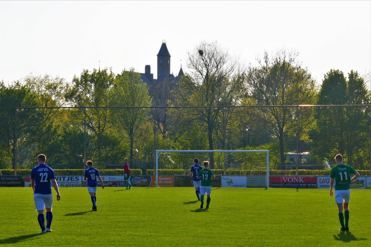 De_Dwarslat's tweet photo. "Gisteren naar Gijsbrecht van Aemstel geweest."
"Het toneelstuk?"
"Nee, de voetbalclub."
#groundhopping #vvGVA #kasteel #Doornenburg @BackdropFC https://t.co/hEcANqkDrN