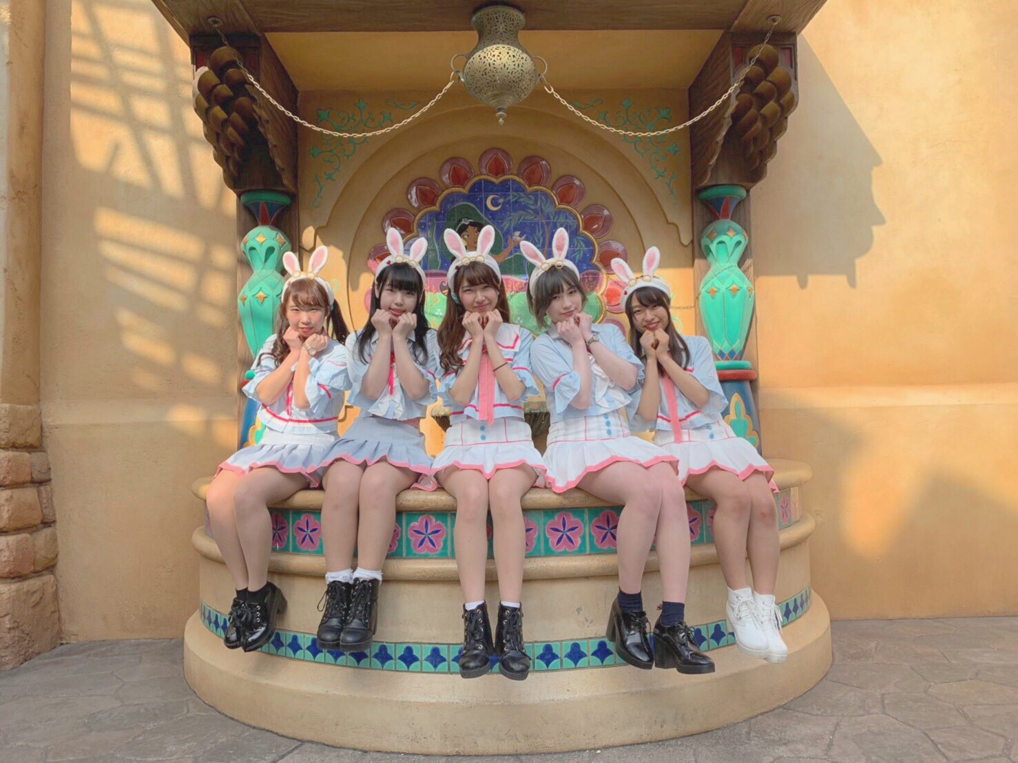 立教アイドル研究会 きのうは立ドルでディズニーシーに行ってきました 冬決勝のときに着た Loveさんのwant You Want You のコピー衣装に 白うさぎのヘアバンドのおそろいコーデです 立ドルセンセーション イコラブ T Co Tjfd5wddnf