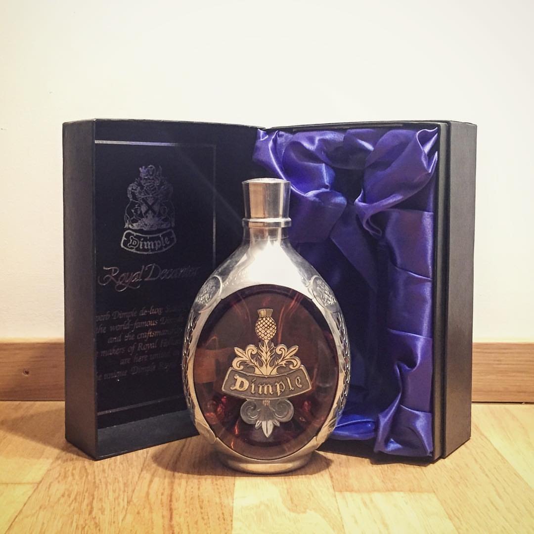 #repost <a href="/tooobi_hh/">Tooobi_HH</a> I took this pic of a very old @DimpleWhisky over at @Lue_Matthias' place. He and his girlfriend found it stashed away in an attic... 😳🤗🤩 #dimplewhisky