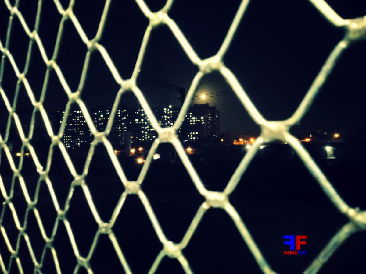 festival_first's tweet photo. #Night #moon #bigmoon #train #photography #fromtrain #running #eclipse #city #mumbai #india #light #building #nightview #space https://t.co/q7evlzqeKF