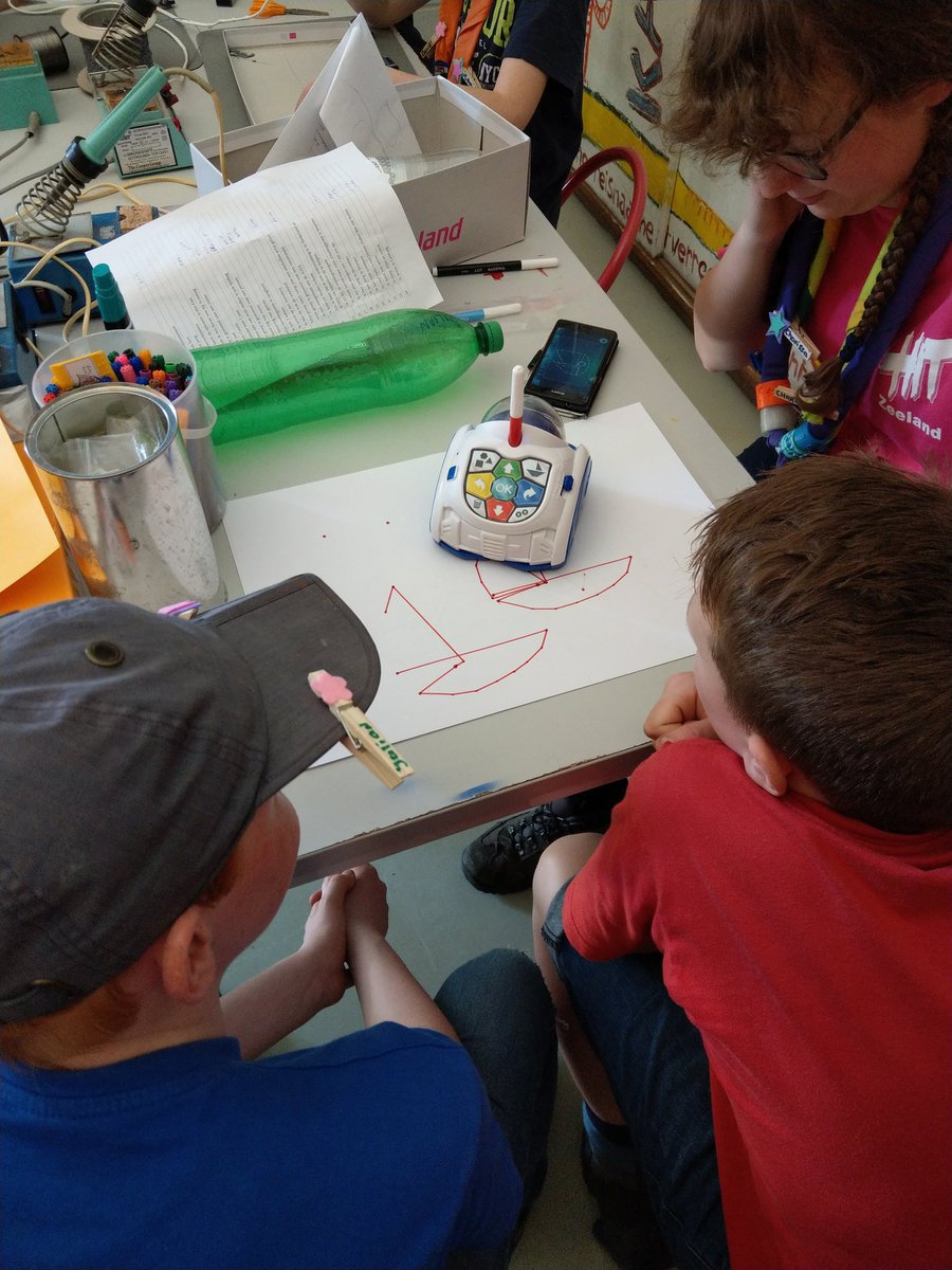 TeCoHit's tweet image. #mindrobot programmeren, rijden met de #Marsrover #FunWithElectronics