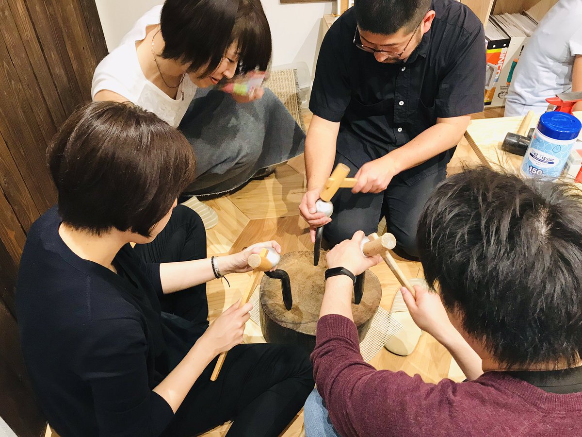 monpestool's tweet photo. #ワークショップ 2部も盛り上がってます😊
錫の豆皿、型に合わせてカンコンカンコン♪
みなさんそれぞれ個性が👍🏻✨
#シモキタベース #studiocloud #DIY #イベント #下北沢 https://t.co/XjEQnXnEEG