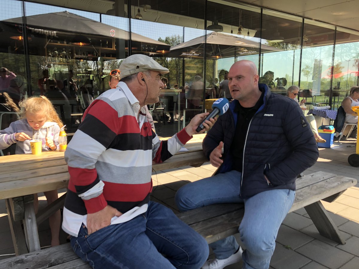 AchterTNet's tweet photo. Deze eerste Paasdag mooie gesprekken, vanuit schoolvoetbaltoernooi @WASMEER Hilversum. Met: Rick Schipper, nieuwe hoofd jeugdopleiding @RKVVSDO, @FysiovanStraten zijn Fit Op Het Veld tips. En ook #volleybalvereningingthesmashers Laren en @huizenbeach 
Vandaag 17-18u - NH Gooi 📻 https://t.co/lFatRExzsI