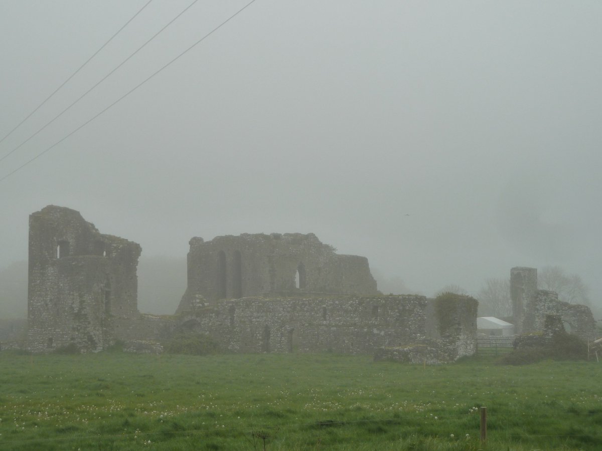 BHG_Buttevant's tweet photo. It was a misty morning when people gathered in Ballybeg Abbey to celebrate Easter Sunday dawn mass.
#Buttevant #MedievalButtevant #DiscoverButtevant #irishwalledtownsnetwork #munstervales #irelandsancienteast #discoverireland https://t.co/tKIeTT5K2h
