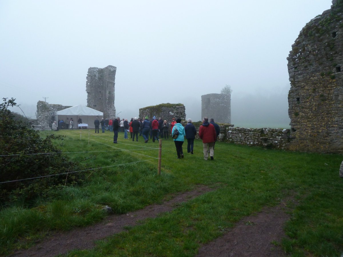 BHG_Buttevant's tweet photo. It was a misty morning when people gathered in Ballybeg Abbey to celebrate Easter Sunday dawn mass.
#Buttevant #MedievalButtevant #DiscoverButtevant #irishwalledtownsnetwork #munstervales #irelandsancienteast #discoverireland https://t.co/tKIeTT5K2h