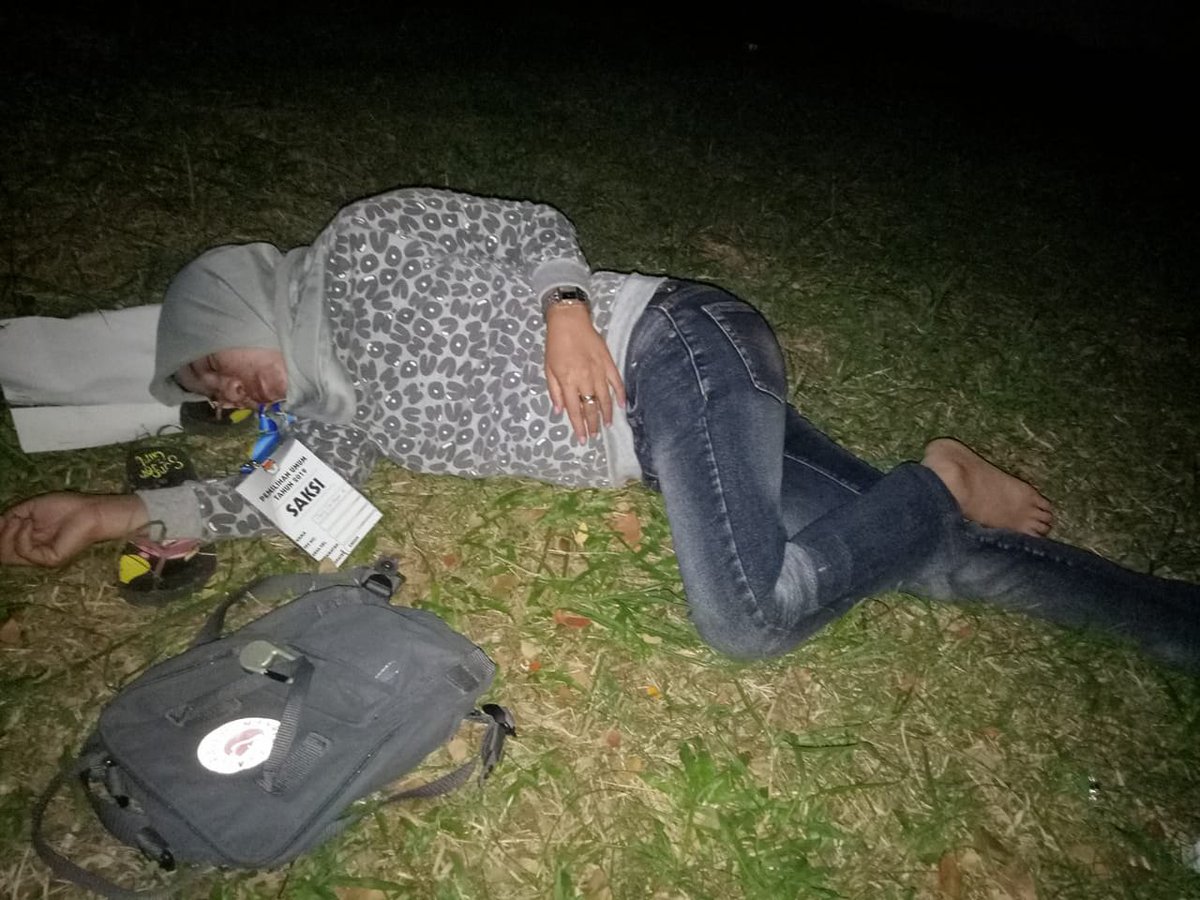 berteman_mari's tweet photo. Emak-emak relawan militan 02 di Surabaya berhari-hari mengawal kotak suara keletihan. Tinggallah suami, tinggallah anak. Relakan emak pergi berjuang melawan kecurangan. Relawan 02, jangan kendor tetap semangat jaga kotak suara, terutama di Jatim &amp; Jateng.

#JagaSuara02AmankanC1 https://t.co/oLGSq9ia1U