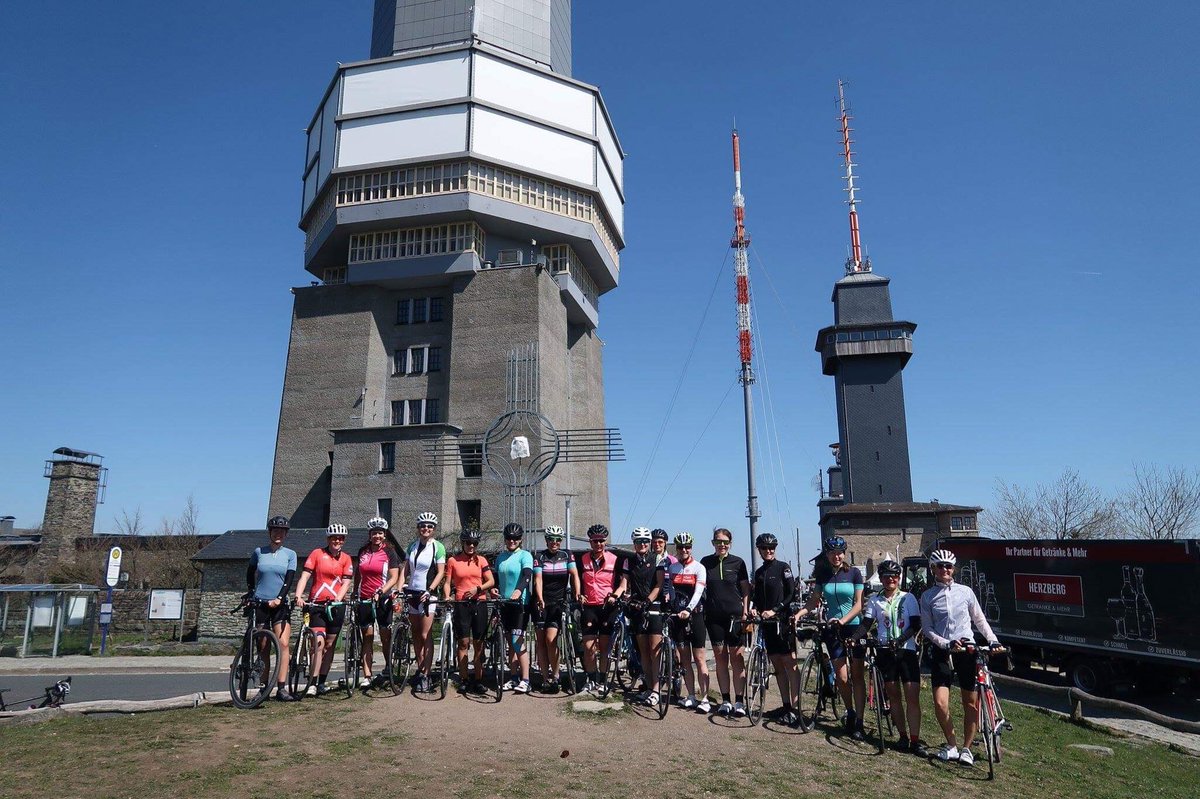 triathloveblog's tweet photo. Mit 16 Mädels haben wir gestern die Strecke von @DerRadklassiker getestet und den Feldberg erklommen 🚴🏼‍♀️😍
#Girlsride #Rennrad #EschbornFrankfurt #Radklassiker #frankfurt https://t.co/GGZRhV0xHM