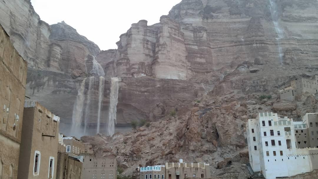 وبحجم السماء اشتقت للبيت الابيض والي فيه ..واشتقت لمنظر الجبال وهي تسيل مياة الامطار.
اعشقك #يادوعن