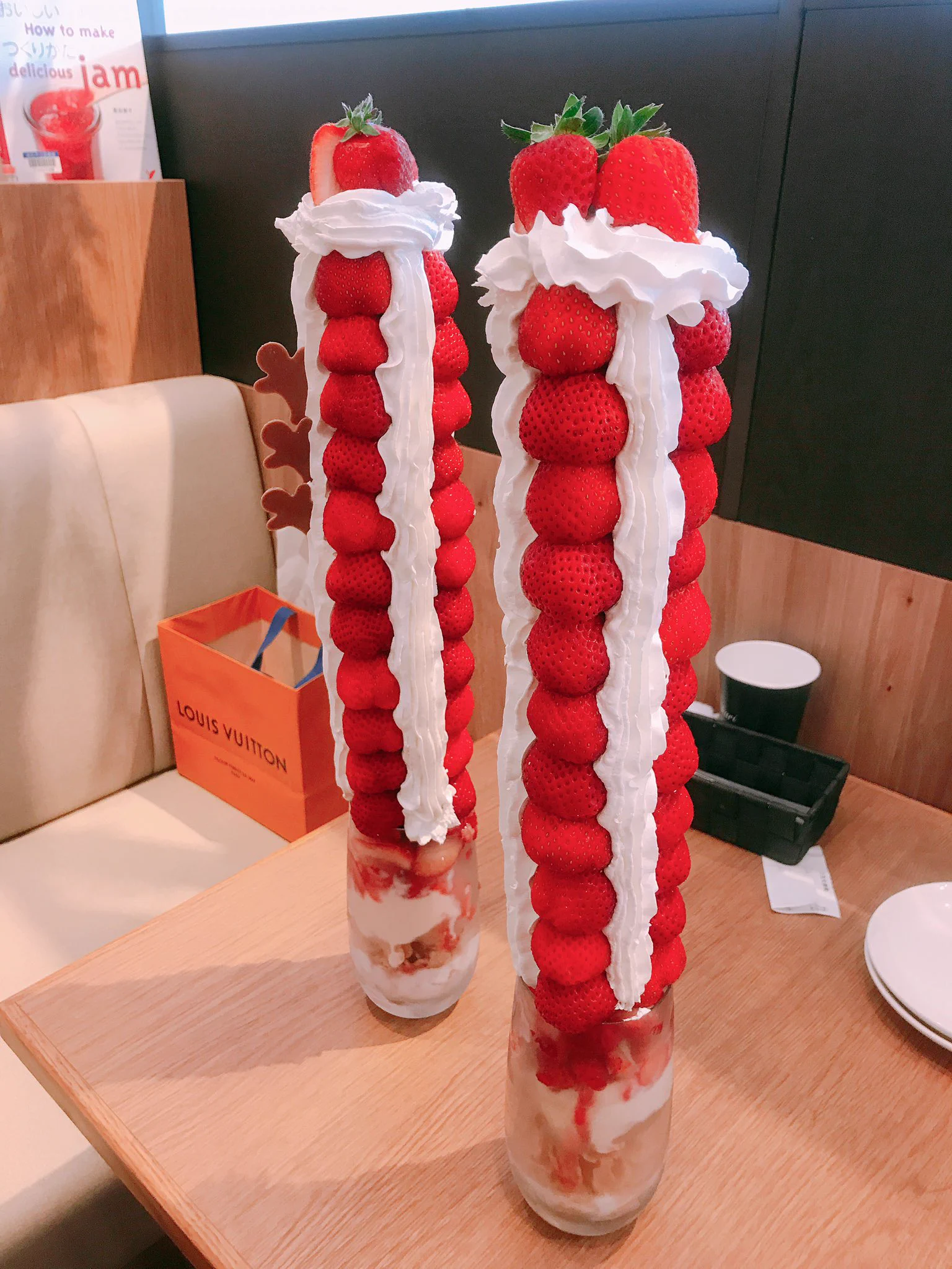 衝撃スイーツwwまさにいちごの山登りwwwパフェ界のラスボスがここに降臨！