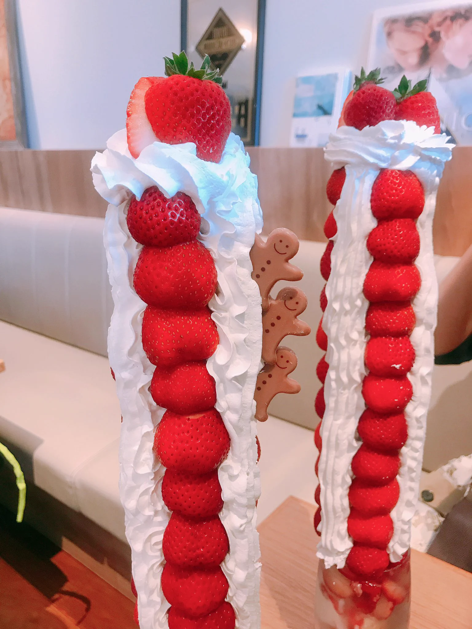 衝撃スイーツwwまさにいちごの山登りwwwパフェ界のラスボスがここに降臨！