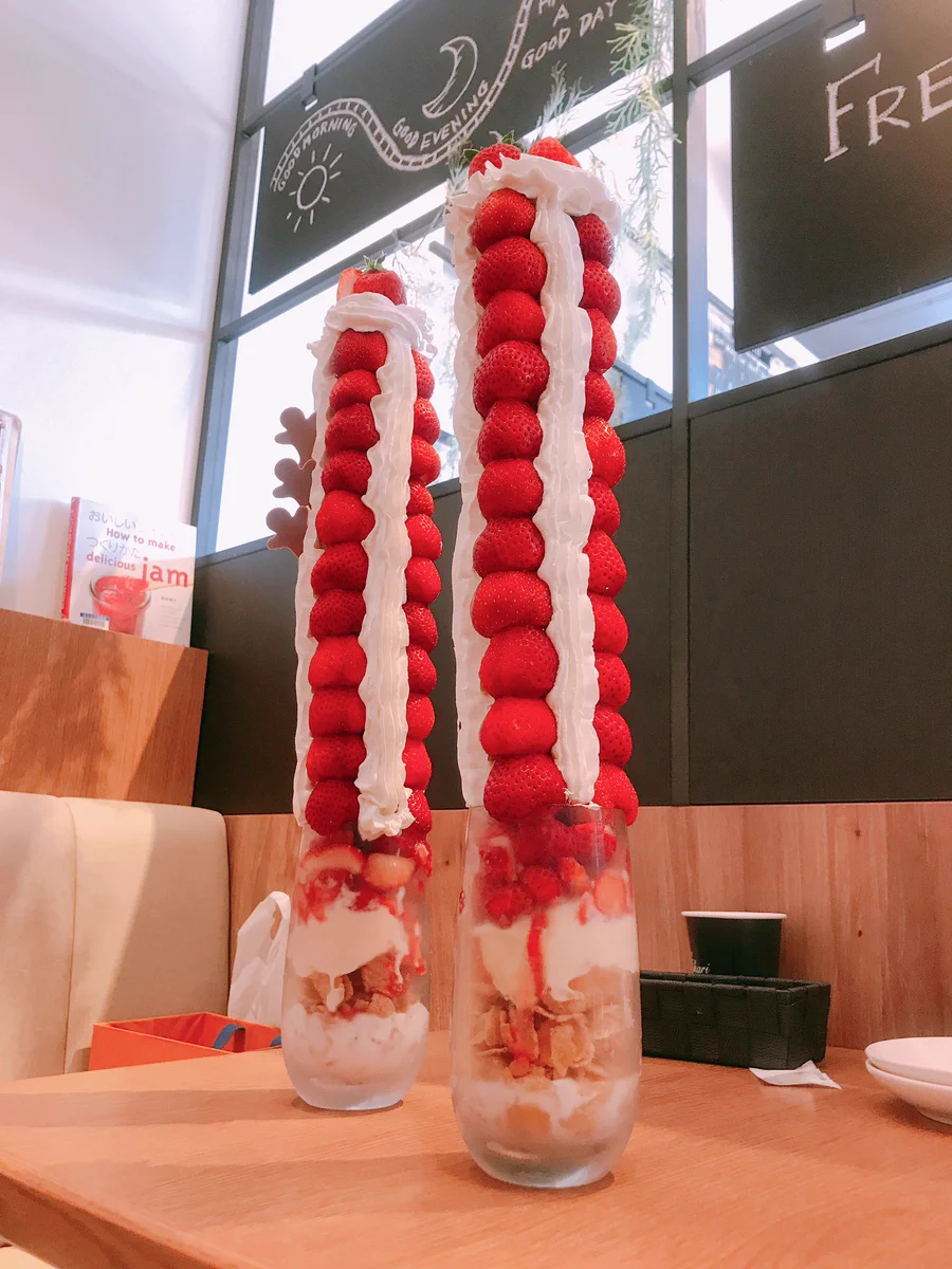 衝撃スイーツwwまさにいちごの山登りwwwパフェ界のラスボスがここに降臨！