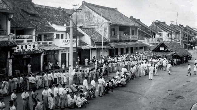 Indonesia majemuk bukan saja karena aneka ragam suku, bahasa, budaya atau agamanya pada suatu masa. Indonesia juga majemuk dalam lintasan waktu. Indonesia kini sangat berbeda dari 7 dekade lalu. Bisa sangat berbeda 20 tahun mendatang. Foto2 ini dari Pemilu pertama RI (1955).