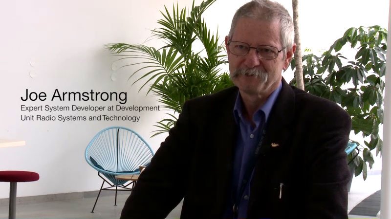 计算机语言大师 Joe Armstrong 今天去世了，他非常不喜欢面向对象编程，最有名的就是下面这段话：

“面向对象编程的问题是，默认带有环境。你只想要一个香蕉，但是得到了一只拿着香蕉的大猩猩，甚至还有整个丛林。”defprogramming.com/quotes-by/joe-…