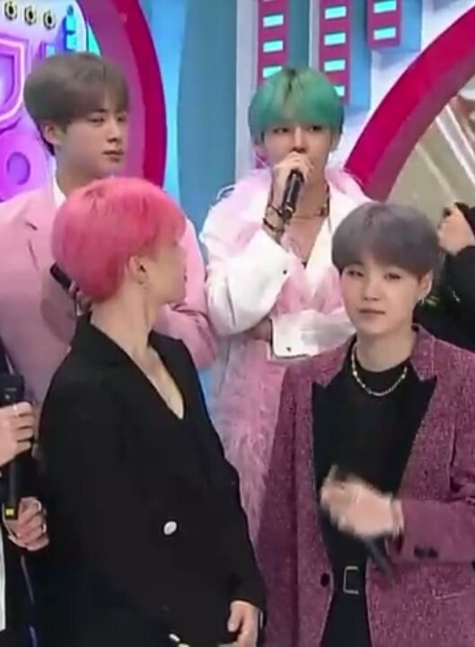 maggi_omma's tweet photo. ¿Quien mas no solto un suspiro cuando Jimin giro para ver a Tae mientras el hablaba? Aaawww... Los amo 😍😍😍
#VMIN @BTS_twt https://t.co/2Y79F1MOHC