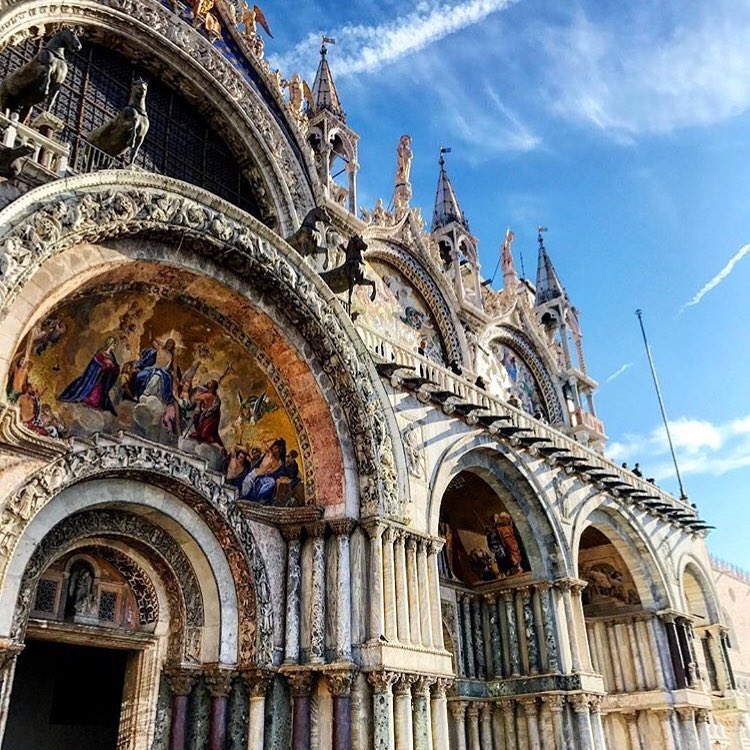 teatrolafenice's tweet image. ☀️Cercate di vincere ogni tristezza, di voler bene a chi è con voi, di stupirvi della vita. Buongiorno e buona Pasqua, amici! ☀️

#BuonaPasqua