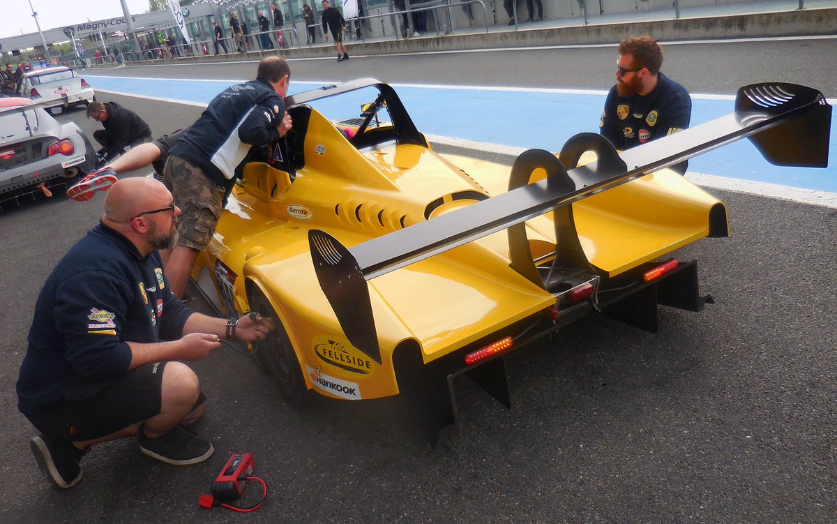 Magny-Cours R2: Na alle pitstops vergroot Neil Primrose zijn voorsprong op John de Wilde. Herber krijgt 5 sec. straf en zakt naar p4. Max Weering met de Lamborghini profiteert hiervan maar moet wel in de spiegels blijven kijken. 5. Jos Jansen 6. Alain Berg.