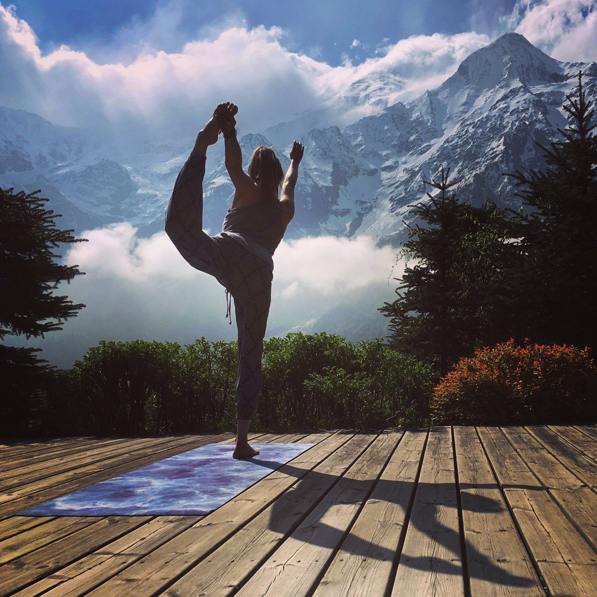 blueriseyoga's tweet photo. ☀️Keep your face to the sunshine and you cannot see a shadow ☀️
#shadow #sunshine #yogainspiration #yogaretreats #mountainlovers #yoga #wellness #selfcare #selflove #luxuryretreats #yogaoutside #alps #chamonixmontblanc #easterday #yogaig #movemountains #adventure https://t.co/EuszICYbE0