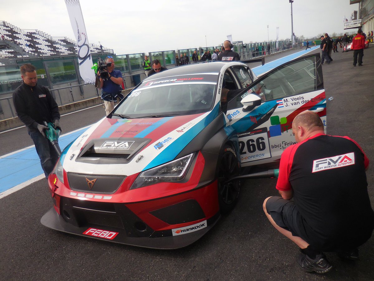 Magny-Cours R2: Max Veels en nu achter het stuur Jacky van der Ende op kop in Supersport 1voor een verrassend snelle BMW van Marcel v.d. Maat. Favorieten De Borst-Van Oord liggen op P3. P4. Nabuurs-Van Riet. P5. Van Loon-Van Loon.