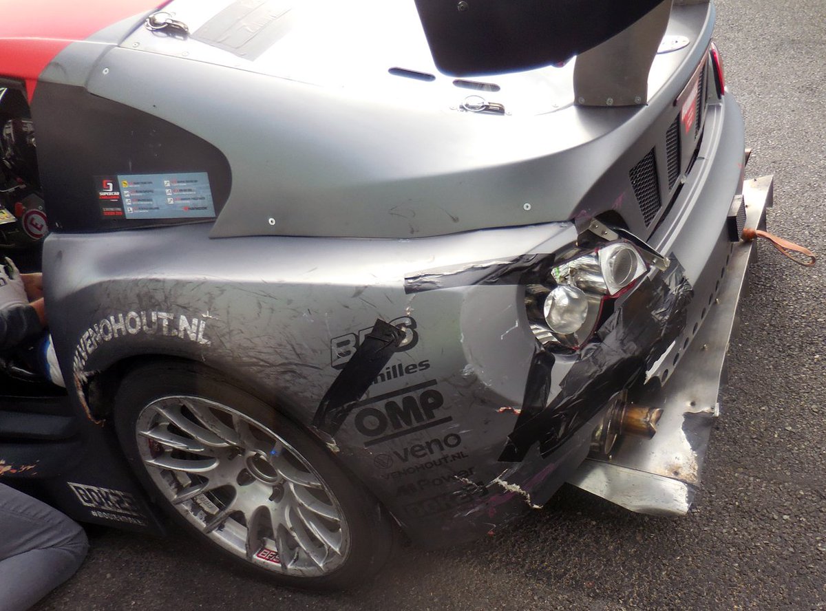 Magny-Cours R2: In Supersport 2 liggen Oosten-Teekens op kop voor Remco de Beurs. Nicolas Delencre moest na een race incident met Oosten-Teekens opgeven. De BMW Zilhouette rijdt rond met schade.