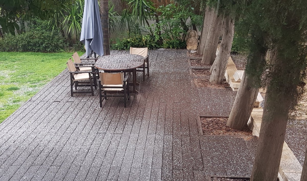 bertodiplo's tweet image. 21 April in #Amman, #Jordan. Pouring rain, hail and 5°C outside. #EverythingIsNormal. #ClimateChange