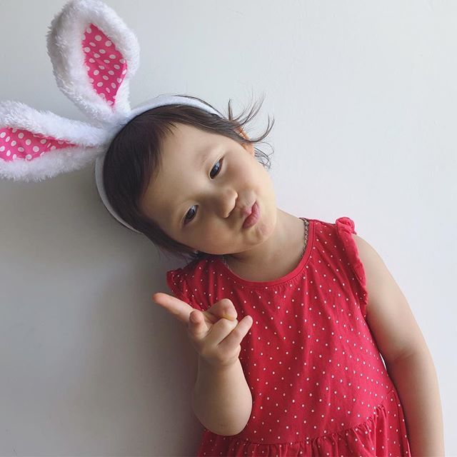 Happy Easter from this Easter Bunny 🐰👧🏻💕 #happyeaster #eastersunday #bunnygirl #pebbles bit.ly/2GxMUXt