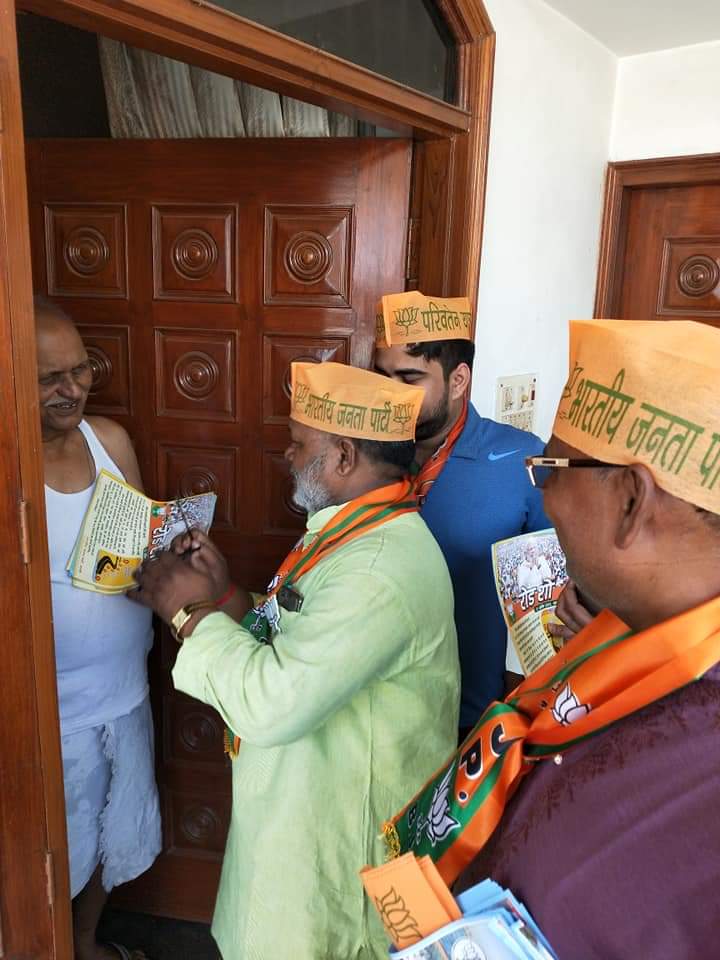 ihimanshu28's tweet photo. 25 अप्रैल को आदरणीय मोदी जी के रोड शो में आने के लिये बूथ पर और घर घर जाकर लोगों से आग्रह करते हुए जिलाध्यक्ष हंशराज विश्वकर्मा जी।
#मेरा_बूथ_सबसे_मजबूत
#KashiwithModi
#IndiaWantsModiAgain https://t.co/d8rIBrEJ6h