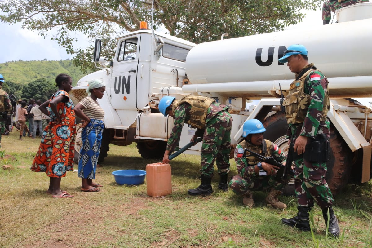 MONUSCO's tweet photo. #photodujour #Musenge,  #Kalemie_terrotory, #DRC  Temporary detachment of MONUSCO  Indonesian rapid deployment battalion   in the village of Musenge 21 km from Kalemie  provide drinking water to surrendered Mai-Mai militiamen and their dependents .#MONUSCO https://t.co/lUAVzvXpHW