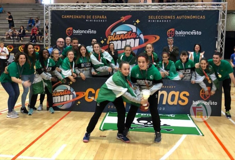 Antoniobioque7's tweet photo. Les enseñasteis algo que nunca olvidarán: CREER, AMBICIÓN,UNIÓN,FUERZA,TRABAJO... y ellas os siguieron con fé ciega hasta lo más alto.Mi admiración y agradecimiento.Grandes @AlexHaro17 @CelesVizcaino @Sttefannia88 #Freddy #TodoAlVerde @FAB_Andaluza @FAB_Cordoba #Planetamini2019 https://t.co/7azVBCz79T