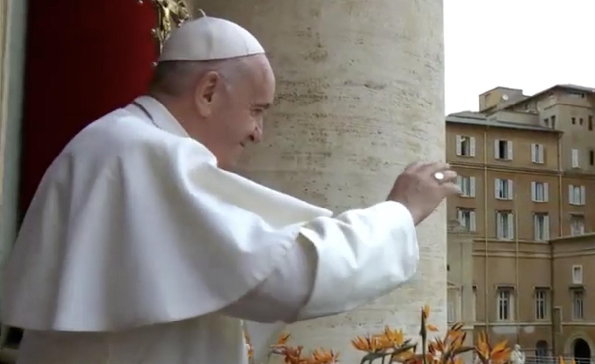antoniospadaro's tweet image. "Cristo vive. Egli è la nostra speranza e la più bella giovinezza di questo mondo. Tutto ciò che Lui tocca diventa giovane, diventa nuovo, si riempie di vita". #PapaFrancesco #UrbietOrbi #Pasqua laciviltacattolica.it/articolo/giova…