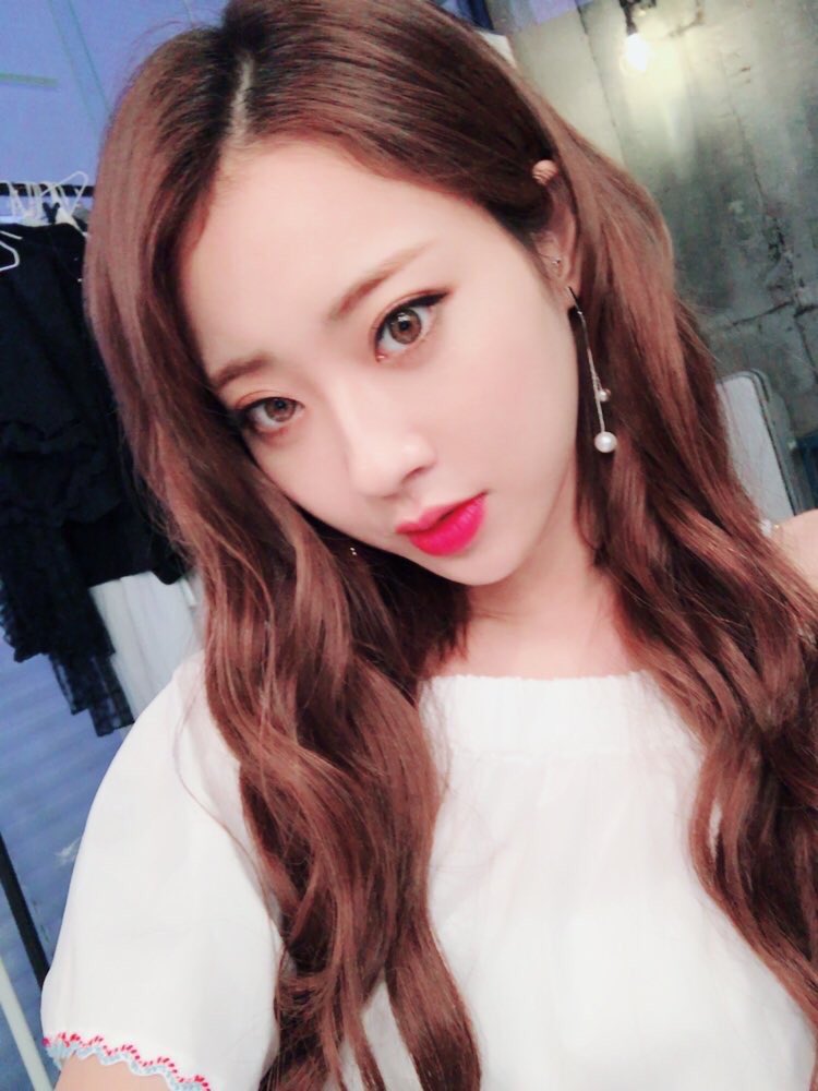 𝕥𝕠𝕞𝕠 韓国風メイク をしたいんだけど 好きなヨジャドル見ても全く参考にならない 良い意味で アイリンは何もしなくても美しいし キョンリは猫目がセクシーだし ジェニは雰囲気がもう真似できない 難しいな