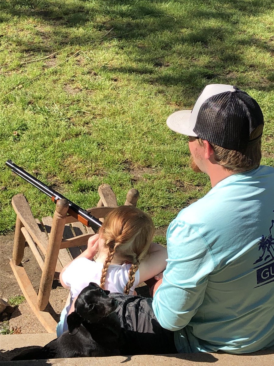 TyHowell_'s tweet photo. Bird population in blackjack tx is bout to fall off! Happy Easter from me and miss hunter! 🙌🏻 https://t.co/Htc8HKBL3a