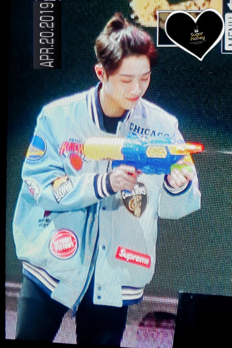 sugarhoney0923's tweet photo. 190420 방콕 팬미팅 2시 🥰 Angel with 🔫 #LAIKUANLIN #KUANLIN #赖冠霖 #라이관린 #관린 https://t.co/WaTZLHTSKA