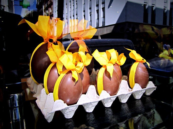 Paris Easter Egg Hunt: Gourmet Chocolates &amp; Where to Find Them parisfoodaffair.com/paris-chocolat…