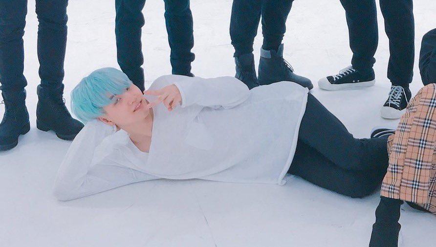 glowingsuga's tweet image. it’s his pose
