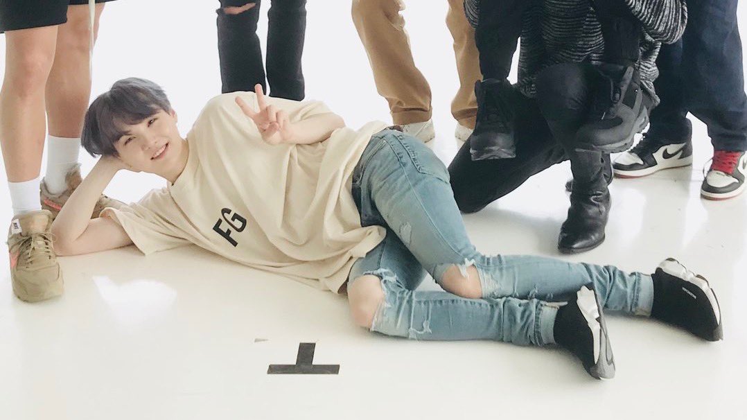 glowingsuga's tweet image. it’s his pose