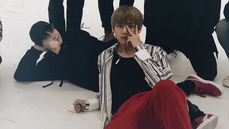 glowingsuga's tweet image. it’s his pose