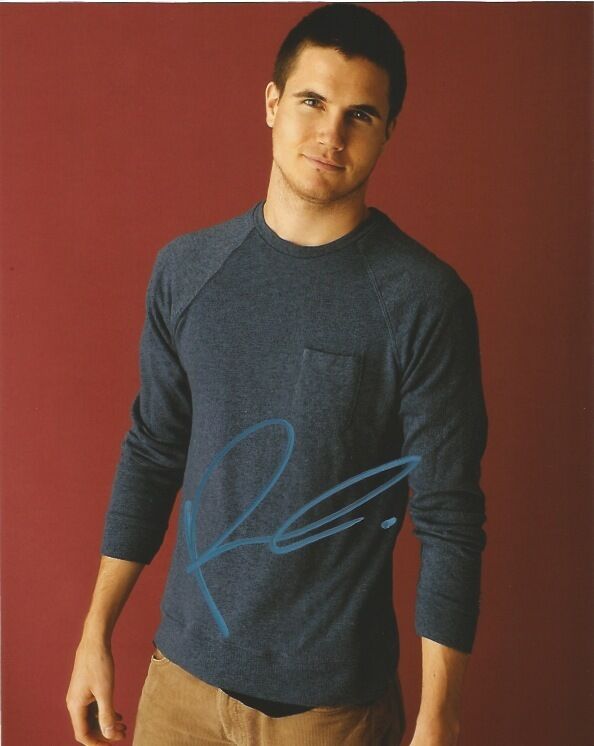 Happy Birthday, Robbie Amell!   