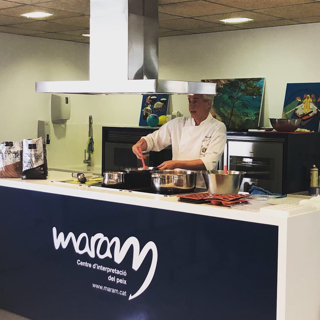 MARAMCIP's tweet photo. Diumenge 21/4 Taller de Xocolata. Master class d’ en Francesc Prat @masconcas de com es pot treballar la xocolata a casa. Molt interessant!!. Gràcies també a la @melaniehlert per la teva ajuda. @MARAMCIP @visitlescala https://t.co/qEjv53YJzu