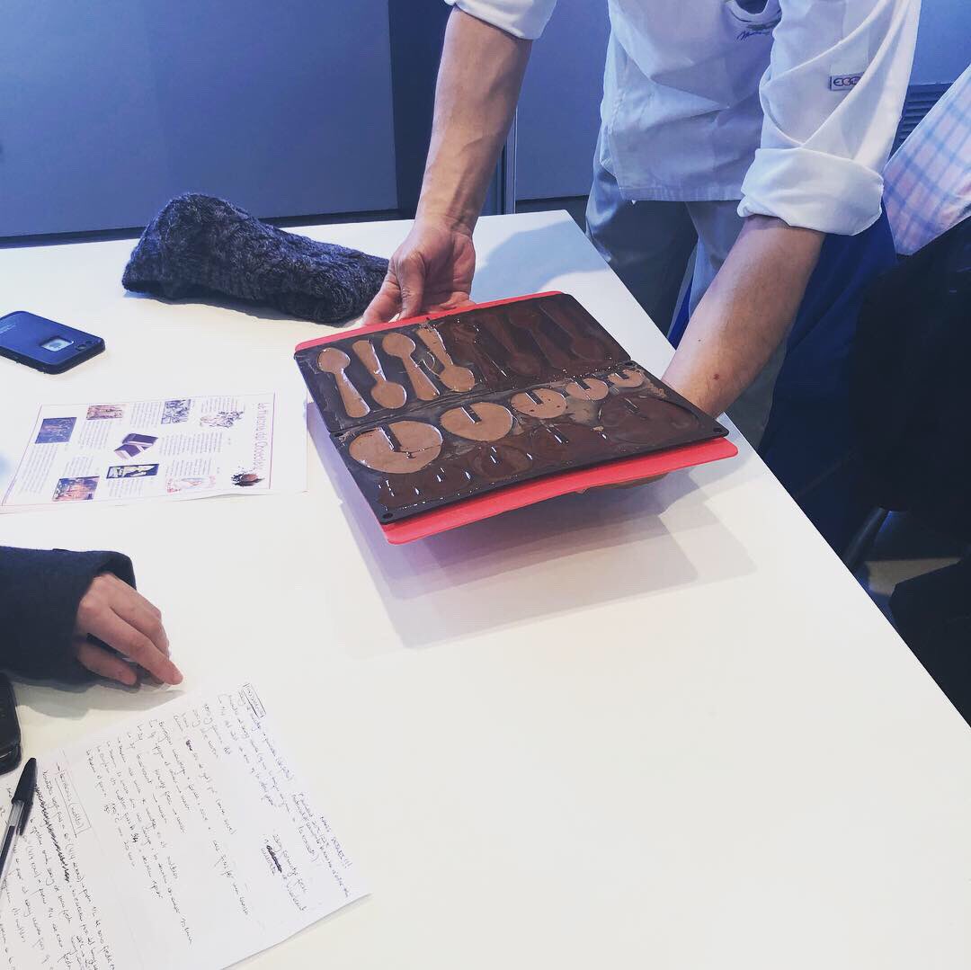MARAMCIP's tweet photo. Diumenge 21/4 Taller de Xocolata. Master class d’ en Francesc Prat @masconcas de com es pot treballar la xocolata a casa. Molt interessant!!. Gràcies també a la @melaniehlert per la teva ajuda. @MARAMCIP @visitlescala https://t.co/qEjv53YJzu