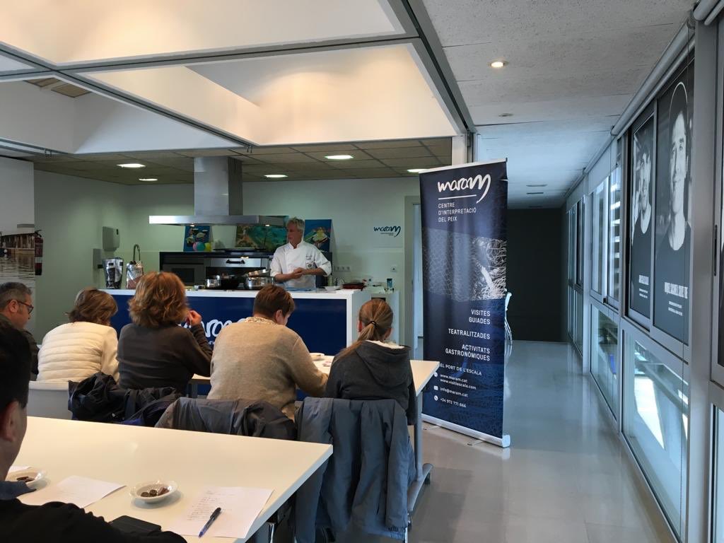 MARAMCIP's tweet photo. Diumenge 21/4 Taller de Xocolata. Master class d’ en Francesc Prat @masconcas de com es pot treballar la xocolata a casa. Molt interessant!!. Gràcies també a la @melaniehlert per la teva ajuda. @MARAMCIP @visitlescala https://t.co/qEjv53YJzu
