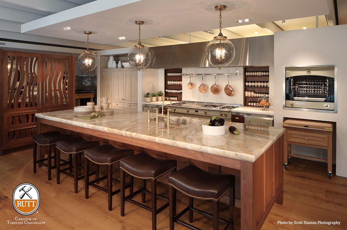 RuttCabinetry's tweet image. This kitchen is a cooking enthusiast's dream. The generously sized  island provides tons of space for meal prep. 

More photos here &amp;gt; bit.ly/2UEa8Up
#RuttCabinetry #CooksKitchen