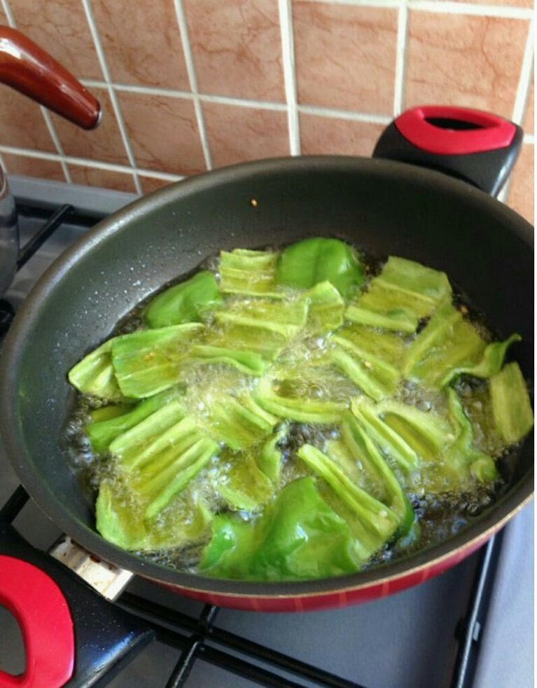 #Zeytinyağının yanma derecesi 210 derecedir.

#Kızartma sırasında yanmaz, trans yağa dönüşmez, zararlı hale gelmez.

Zeytinyağı dışındaki diğer kızartma yağlarının yanma derecesi 180 derecenin altındadır.

#Zeytinyağı #kızartma için en ideal yağdır.

#MuğladanEvinize ⚡