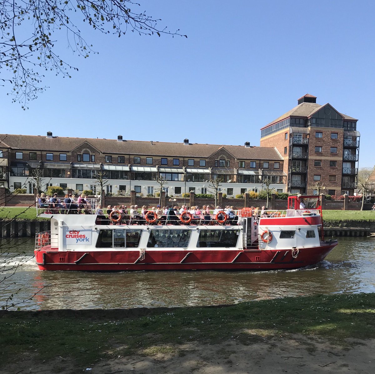 maidment_jeremy's tweet photo. Think the river is the place to be this morning. Much cooler on the River Ouse πππ #RiverOuse #LoveYork #RedBoats #Motorboats #YorkBoats https://t.co/uzAQU6agQo