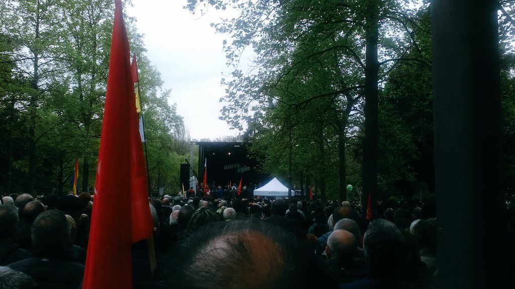 LandaJauna's tweet photo. Otegi responde al candidato de @navarra_suma:

@ArnaldoOtegi: "Efectivamente señor @JavierJesparza en mi DNI pone que soy Español, pero un poco mas abajo también pone que ese documento tiene fecha de caducidad" #AurreEgin #AberriEguna2019 #28A https://t.co/7CjO14oQ9F