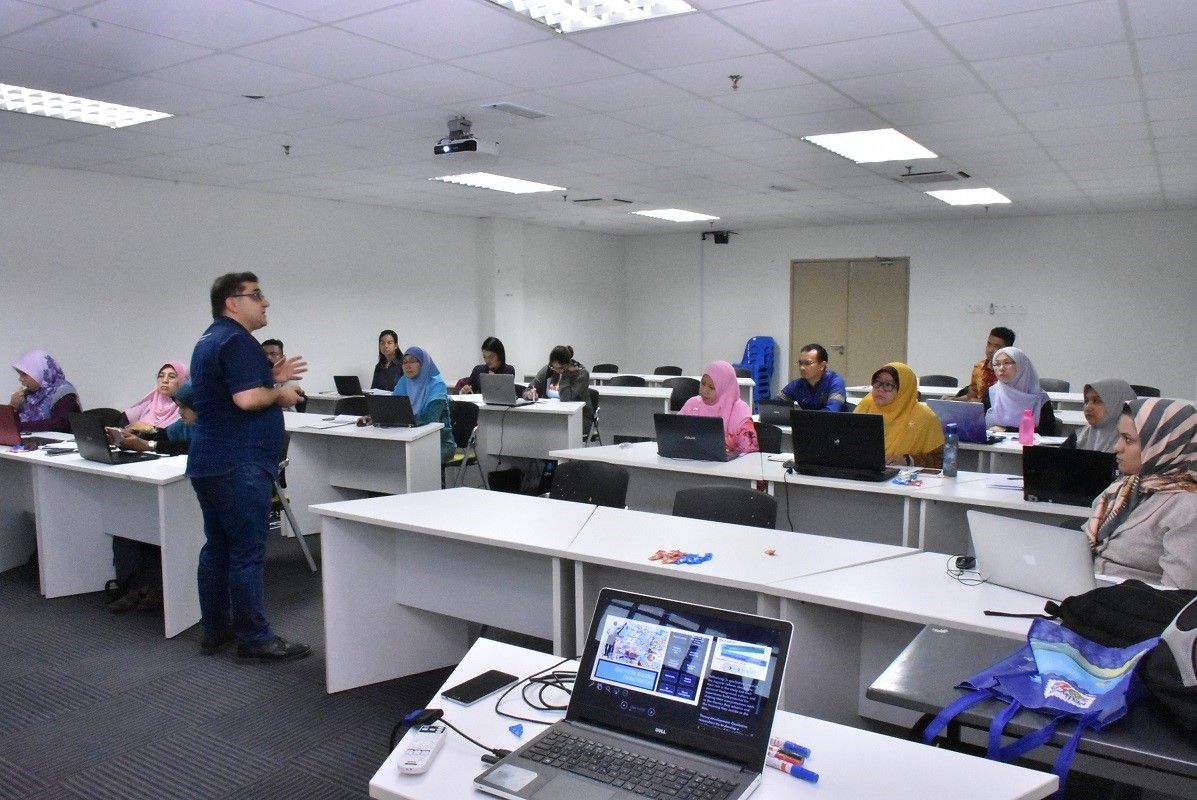ATLASti's tweet photo. Dr. Majid Ghasemy, one of our professional senior trainers in #Malaysia, conducted a two-day qualitative data analysis# workshop with #ATLASti at #IPPTN, #USM. The winner of the raffle was Mohd Syarull Azlan Yaakub, a student of Doctor of Education program at USM. https://t.co/I3B1TNyOwg