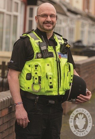 #CARINGCOP | A caring cop has come to the aid of a 93-year-old dementia sufferer after thinking on his feet to keep him safe. PC Russ Sutheran came up with the idea of putting a GPS tracker in the pensioner’s shoes. http://ow.ly/Qqaz30ouvwp