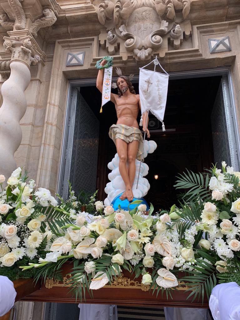 SSantaTorrent's tweet photo. "¿Por qué buscáis entre los muertos al que vive? No está aquí. ¡Ha resucitado!". Y la Reina del Encuentro y Ángel de la Resurrección, María Silla, ha sido la encargada de anunciarlo a toda la ciudad. ¡Feliz Pascua! #SSantaTorrent19 #DomingoDeResurrección https://t.co/IZsCa5Uwyz