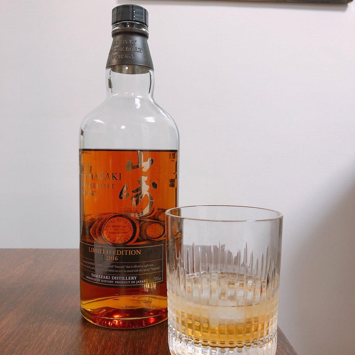 0622_bnw's tweet photo. 山崎さん
美味しく頂いております。
#山崎 #シングルモルト
#theyamazaki #limitededition2016
#japanesewhiskey https://t.co/owX7JD7Aeb