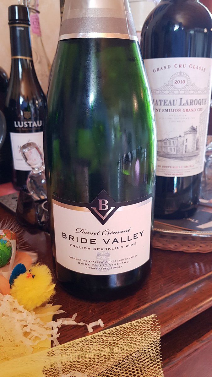 #Easter treat with the extended family, introducing them to #DorsetCrémant from @BrideValleyWine #winelover #wine #EnglishWine #EnglishSparkling