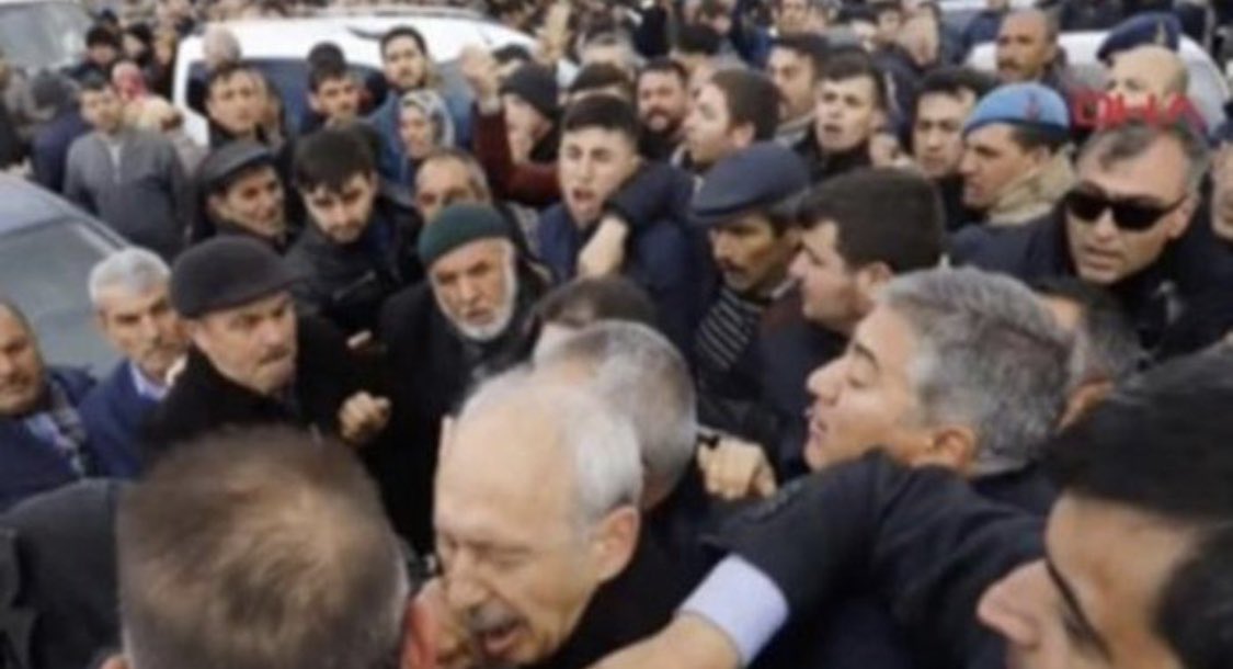 SunayAkin's tweet photo. Birliğimiz için canını veren bir şehitimizin cenazesindeki linç girişimi, terörün bir başka çirkin yüzüdür... Çanak tutanlar adalet karşısında hesap vermeli, Türkiye bu tuzağa düşürülmemelidir! Geçmiş olsun ülkem, geçmiş olsun Sayın Kılıçdaroğlu... https://t.co/9JcsNRS3KB